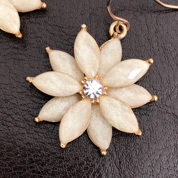 Flower earrings. NWOT - Picture 2 of 7